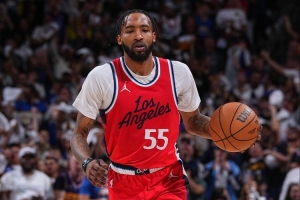 铁！小德里克-琼斯三分6投1中得到3分2篮板1助攻