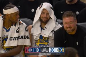 满眼都是羡慕！哈登合球造成霍福德犯规2+1 库里在板凳看着其苦笑