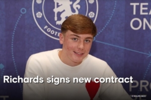 中后场多面手！切尔西官方：和17岁小将莱维-理查兹签下职业合同