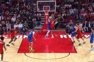 看着都疼！加福德防守奥科吉时双方膝盖对撞 都有些受伤