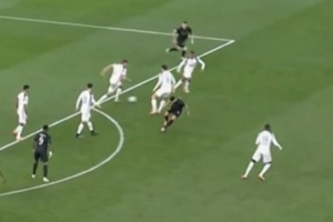 范德芬长途奔袭世界波由帕利尼亚助攻：这助攻得不到应有认可！