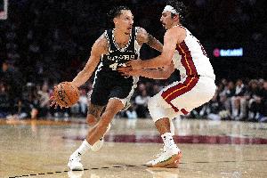 外线有谱！林迪-沃特斯13分钟三分2中2拿到6分