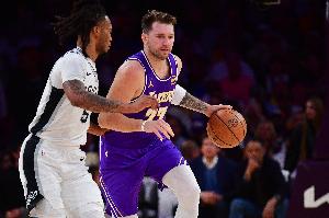 打得够久的！马刺&湖人全场66次犯规共84次罚球 马刺三人犯满